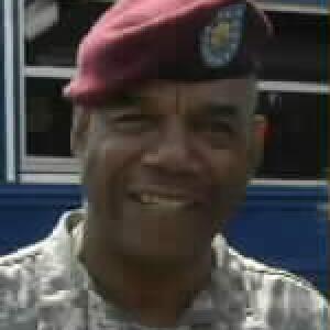 Earl on set of Army Wives 2008-5-23