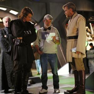 George Lucas Ewan McGregor and Hayden Christensen in Zvaigzdziu karai Situ kerstas 2005
