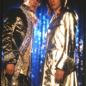 Still of Ewan McGregor and Jonathan Rhys Meyers in Velvet Goldmine (1998)