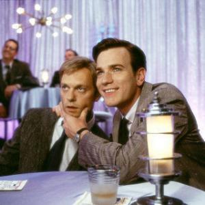 Still of Ewan McGregor and David Hyde Pierce in Down with Love (2003)