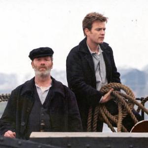 Still of Ewan McGregor and Peter Mullan in Young Adam (2003)