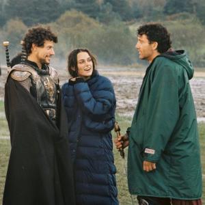 Still of Ioan Gruffudd, Keira Knightley and Clive Owen in Karalius Arturas (2004)