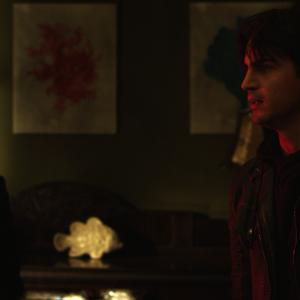 Still of Javier Hernández and Maxi Iglesias in Asesinos inocentes (2015)