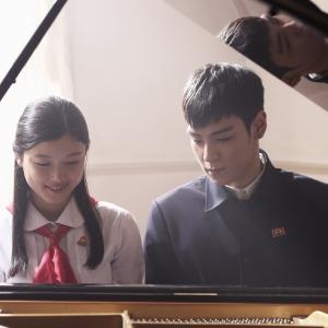 Still of Yoo-Jeong Kim and Seung Hyun Choi in Dong-chang-saeng (2013)