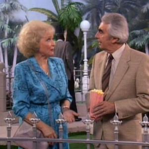 Still of Milo O'Shea and Betty White in The Golden Girls (1985)