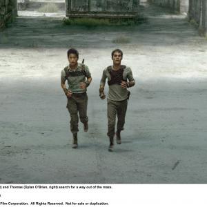 Still of Dylan O'Brien and Ki Hong Lee in Begantis labirintu (2014)