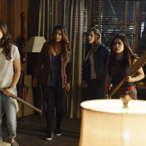 Still of Troian Bellisario, Lucy Hale, Ashley Benson and Shay Mitchell in Jaunosios melages (2010)