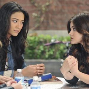 Still of Lucy Hale and Shay Mitchell in Jaunosios melages 2010
