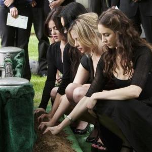 Still of Troian Bellisario Lucy Hale Ashley Benson and Shay Mitchell in Jaunosios melages 2010