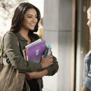 Still of Claire Holt and Shay Mitchell in Jaunosios melages 2010