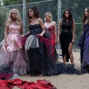 Still of Troian Bellisario, Janel Parrish, Lucy Hale, Ashley Benson, Shay Mitchell and Pretty Little Liars in Jaunosios melages (2010)