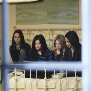 Still of Troian Bellisario Lucy Hale Ashley Benson and Shay Mitchell in Jaunosios melages 2010