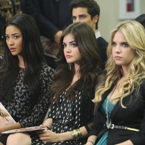 Still of Lucy Hale, Ashley Benson and Shay Mitchell in Jaunosios melages (2010)