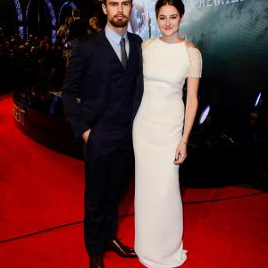 Shailene Woodley and Theo James at event of Insurgente 2015