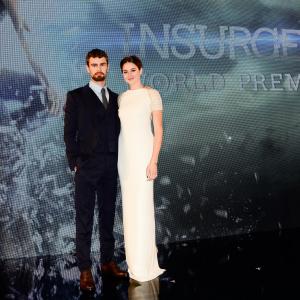 Shailene Woodley and Theo James at event of Insurgente (2015)