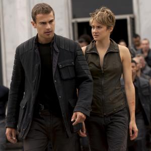 Still of Shailene Woodley and Theo James in Insurgente 2015