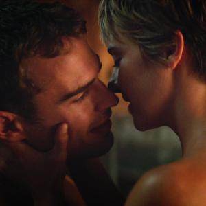 Still of Shailene Woodley and Theo James in Insurgente 2015