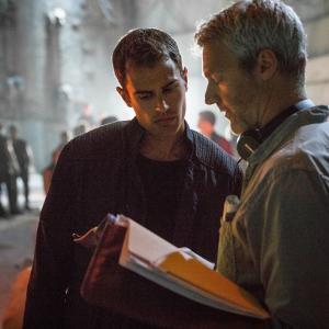 Neil Burger and Theo James in Divergente 2014