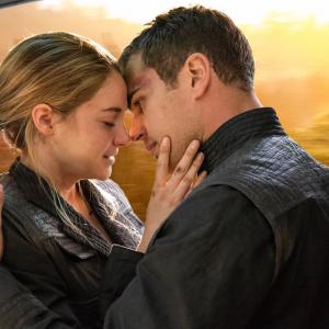 Still of Shailene Woodley and Theo James in Divergente 2014