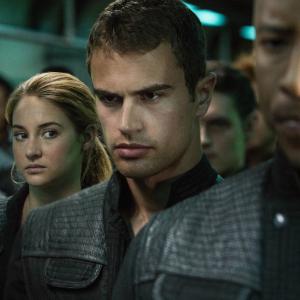 Still of Shailene Woodley and Theo James in Divergente 2014