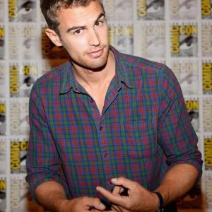 Theo James at event of Divergente (2014)