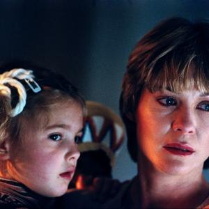 Still of Drew Barrymore and Dee Wallace in Ateivis (1982)