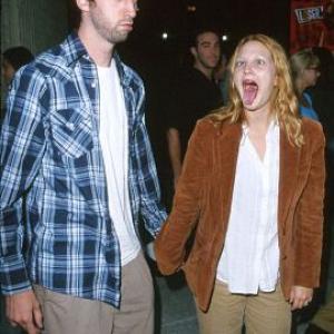 Drew Barrymore and Tom Green at event of Loser 2000