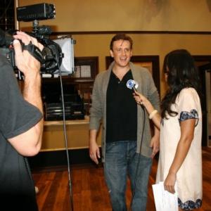 Amber Valdez on the set of How I met your mother with Jason Segal for CBS.
