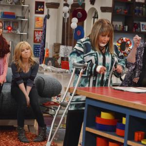 Still of Penny Marshall Cindy Williams Jennette McCurdy and Ariana Grande in Sam amp Cat 2013