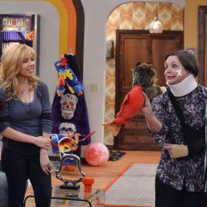 Still of Penny Marshall, Cindy Williams, Jennette McCurdy and Ariana Grande in Sam & Cat (2013)