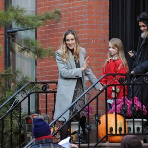 Emma Rayne Lyle Sarah Jessica Parker and Jessica Szohr on the Set of I Dont Know How She Does It