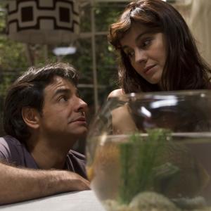 Still of Eugenio Derbez and Martina García in No eres tú, soy yo (2010)