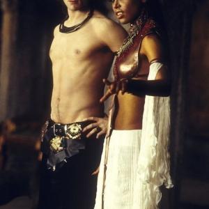 Still of Aaliyah and Stuart Townsend in Queen of the Damned 2002