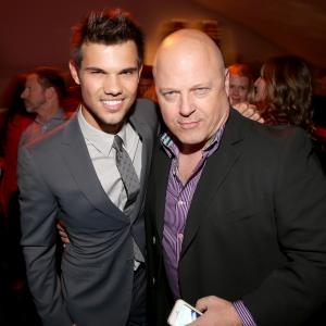 Michael Chiklis and Taylor Lautner at event of Brekstanti ausra 2 dalis 2012