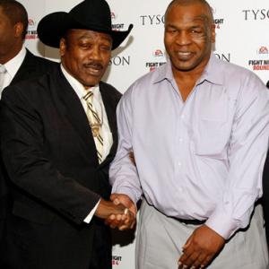 Joe Frazier and Mike Tyson at event of Tyson 2008