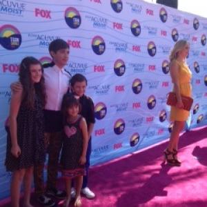 Rose, Jack & Reagan Horan walking the carpet with their uncle, actor Kevin McHale at TEEN CHOICE 2012.