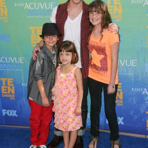 TEEN CHOICE 2011 Rose, Reagan & Jack Horan with their uncle, Kevin McHale