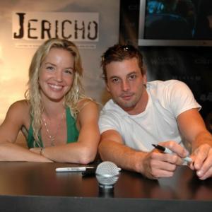 Ashley Scott and Skeet Ulrich sign autographs for fans ComicCon San Diego 2006