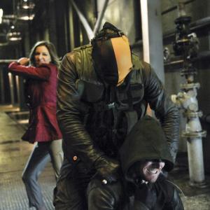 Still of Manu Bennett, Katie Cassidy and Stephen Amell in Strele (2012)