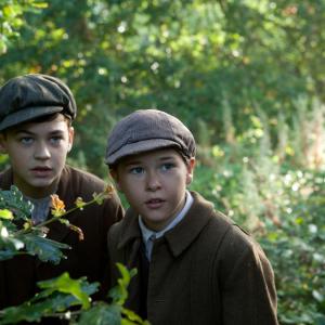 Still of Hero FiennesTiffin and Samuel Bottomley in Private Peaceful 2012