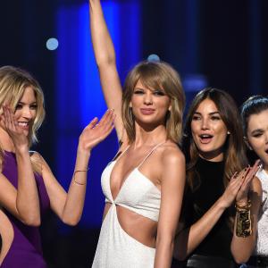 Taylor Swift, Hailee Steinfeld, Lily Aldridge and Martha Hunt at event of 2015 Billboard Music Awards (2015)