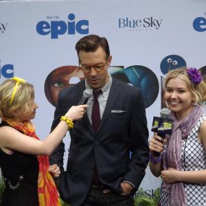 Cailin Loesch right and sister Hannah Loesch interviewing Jason Sudeikis at the NYC premiere of Epic