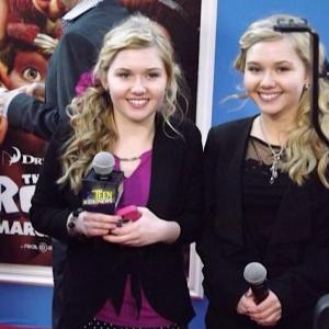Cailin Loesch (left) and twin sister Hannah Loesch at the NYC premiere of The Croods