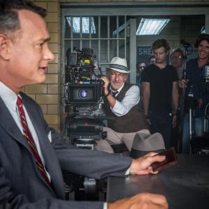 Still of Tom Hanks and Steven Spielberg in Snipu tiltas 2015