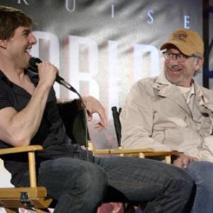 Tom Cruise and Steven Spielberg at event of Pasauliu karas 2005