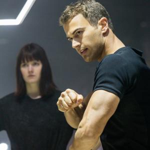 Still of Theo James and Amy Newbold in Divergente (2014)