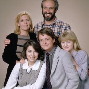 Still of Michael J. Fox, Justine Bateman, Meredith Baxter, Tina Yothers and Michael Gross in Family Ties (1982)