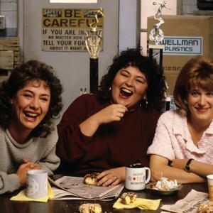 Still of Roseanne Barr Laurie Metcalf and Natalie West in Roseanne 1988