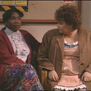 Still of Roseanne Barr and Adilah Barnes in Roseanne 1988