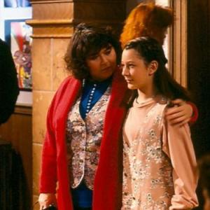 Still of Roseanne Barr and Sara Gilbert in Roseanne (1988)